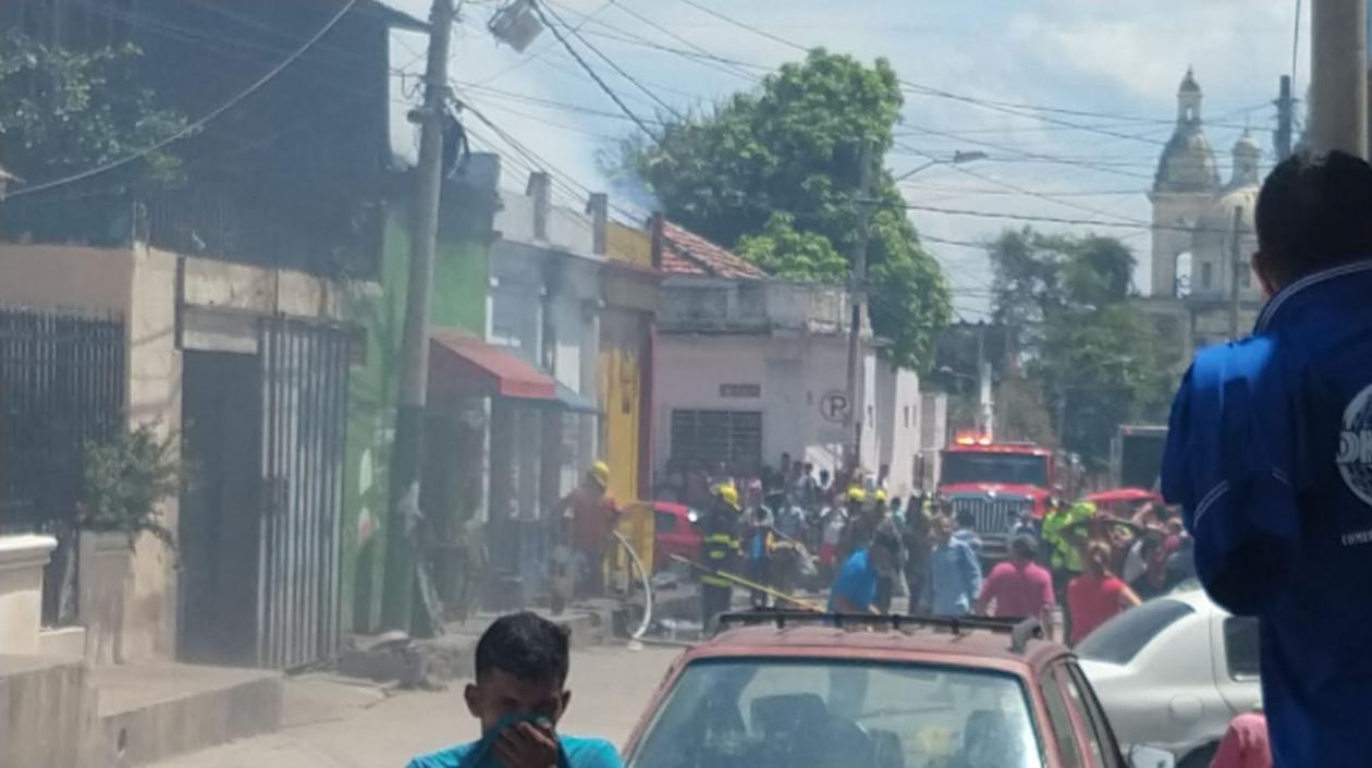 La comunidad se aglomeró alrededor del local donde se originó el incendio. 