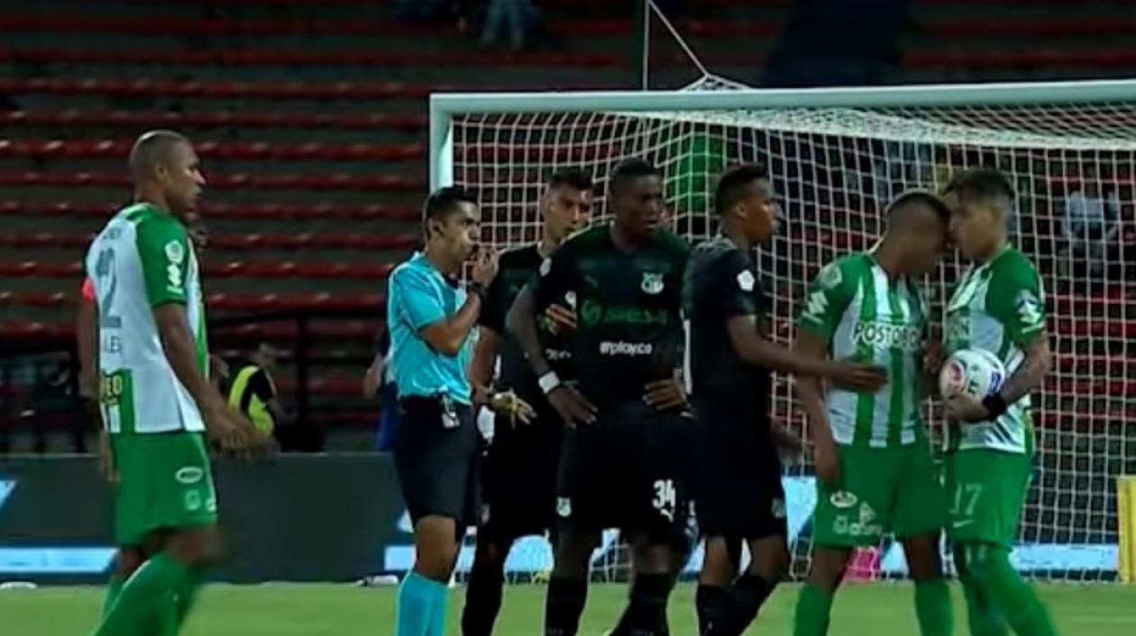 Momento de la agresión de Jeison Lucumí a Dayro Moreno.