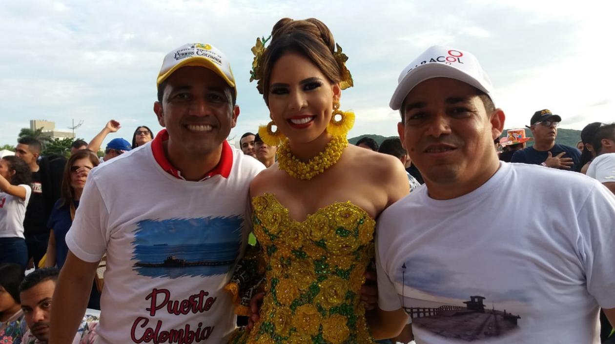 Pedro Lemus, Secretario Privado de la Gobernación; la Reina María Alejandra Amaury, y el Alcalde de Puerto, Steimer Mantilla.