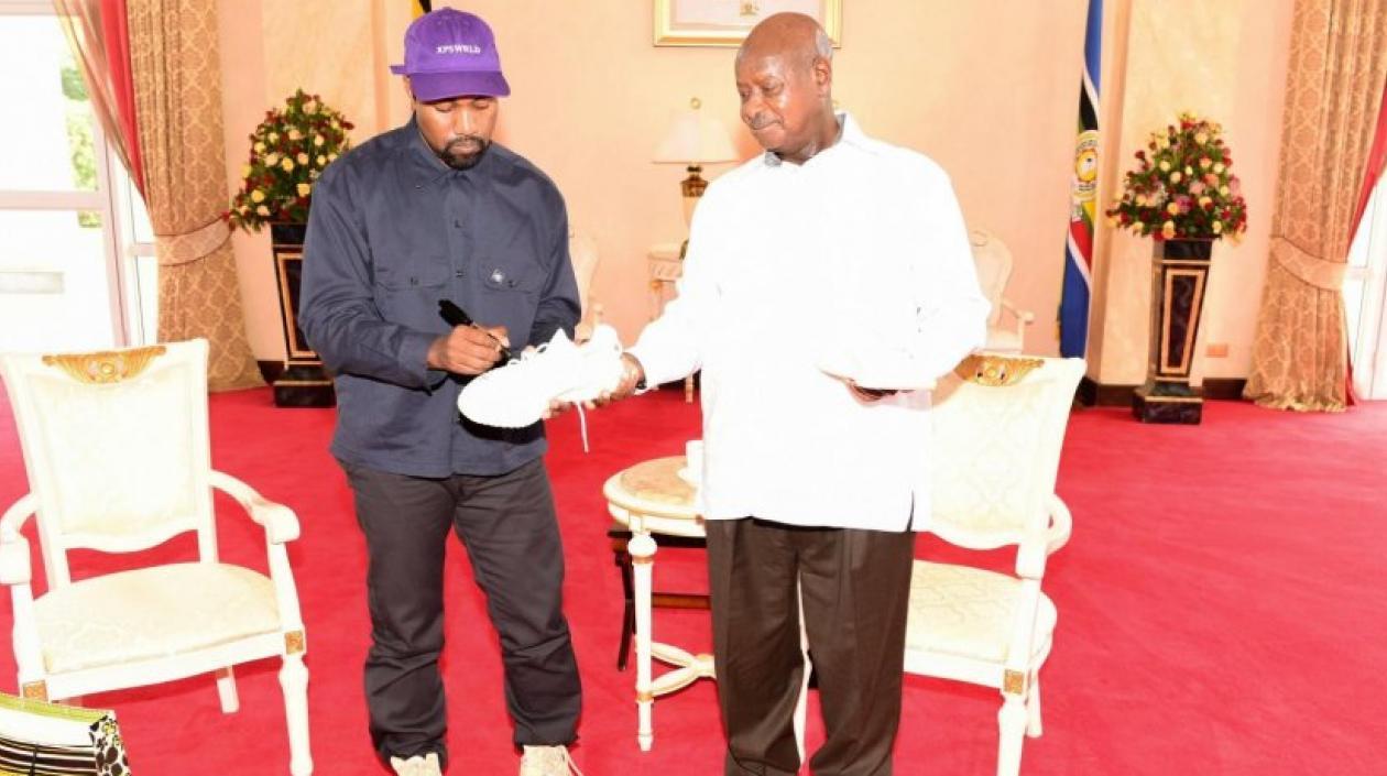 El rapero estadounidense Kayne West y el presidente de Uganda, Yoweri Museveni.