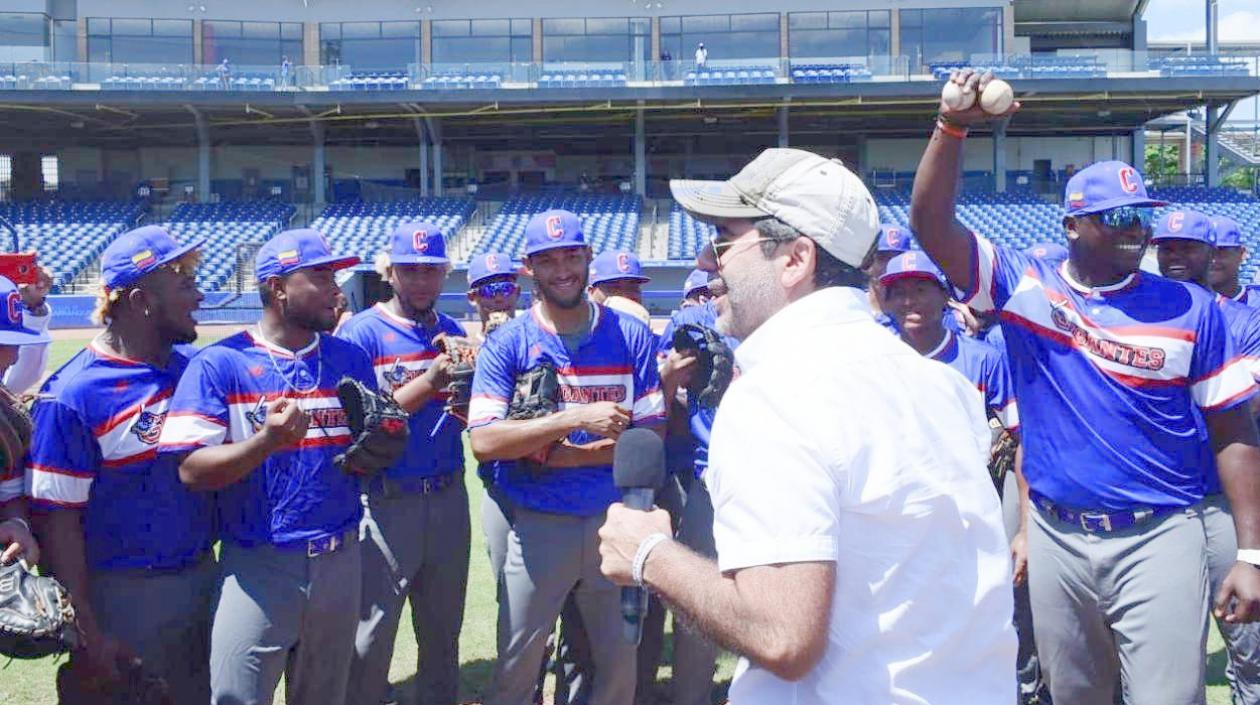 El Alcalde Alejandro Char y los jugadores de la Selección Colombia de Béisbol Sub-23.