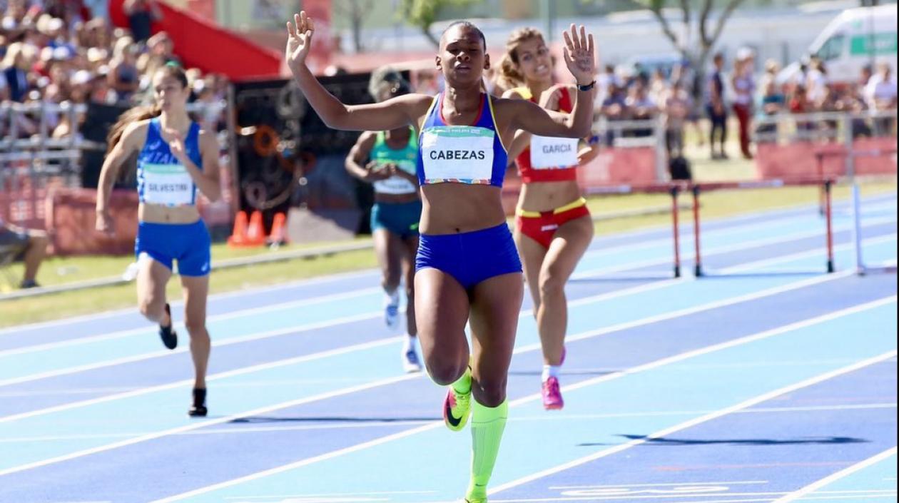 Valeria Cabezas se impone en la meta. 