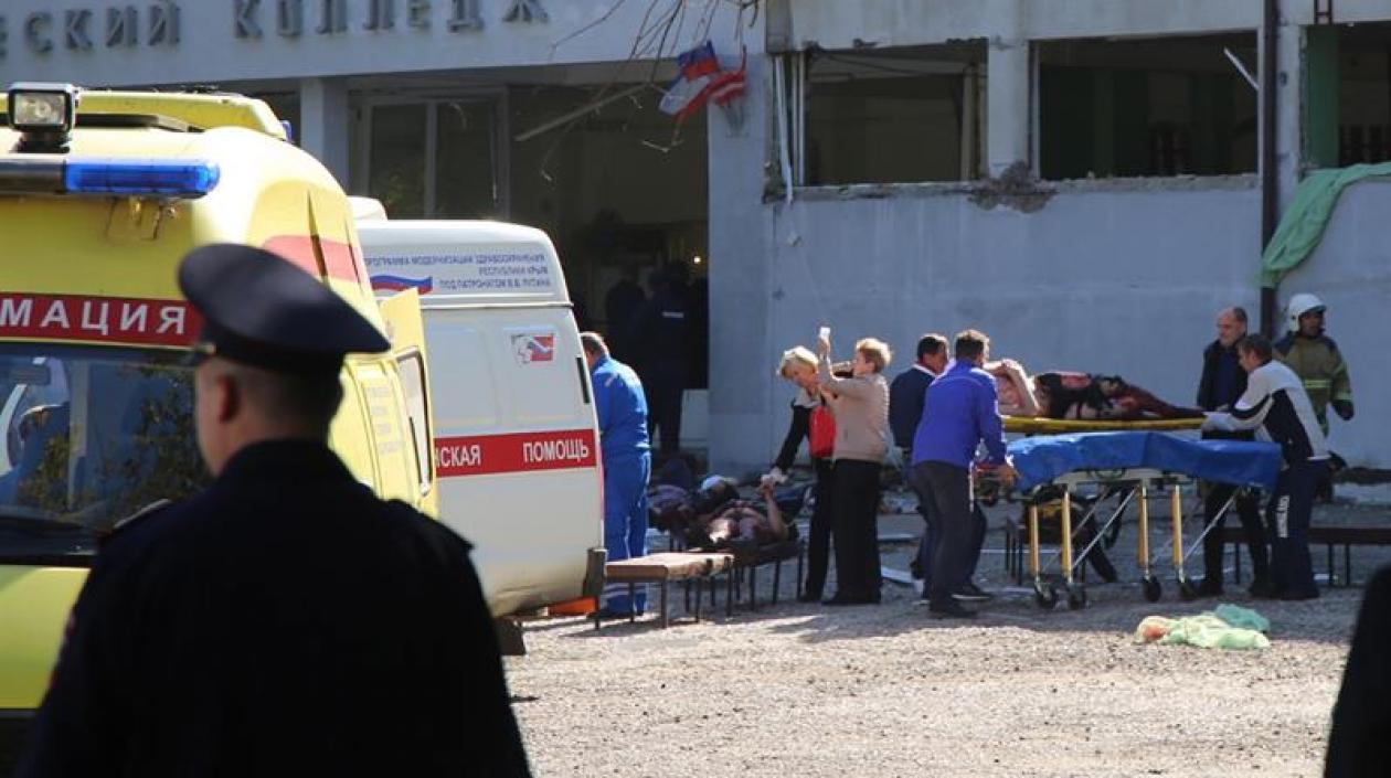 Personal de los servicios de emergencias asisten a varios heridos, después de que un estudiante atentase contra el instituto politécnico de la ciudad de Kerch.