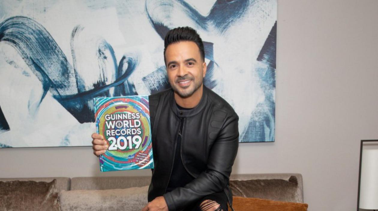 El cantautor puertorriqueño Luis Fonsi recibe sus siete récords Guinness por su canción "Despacito" .