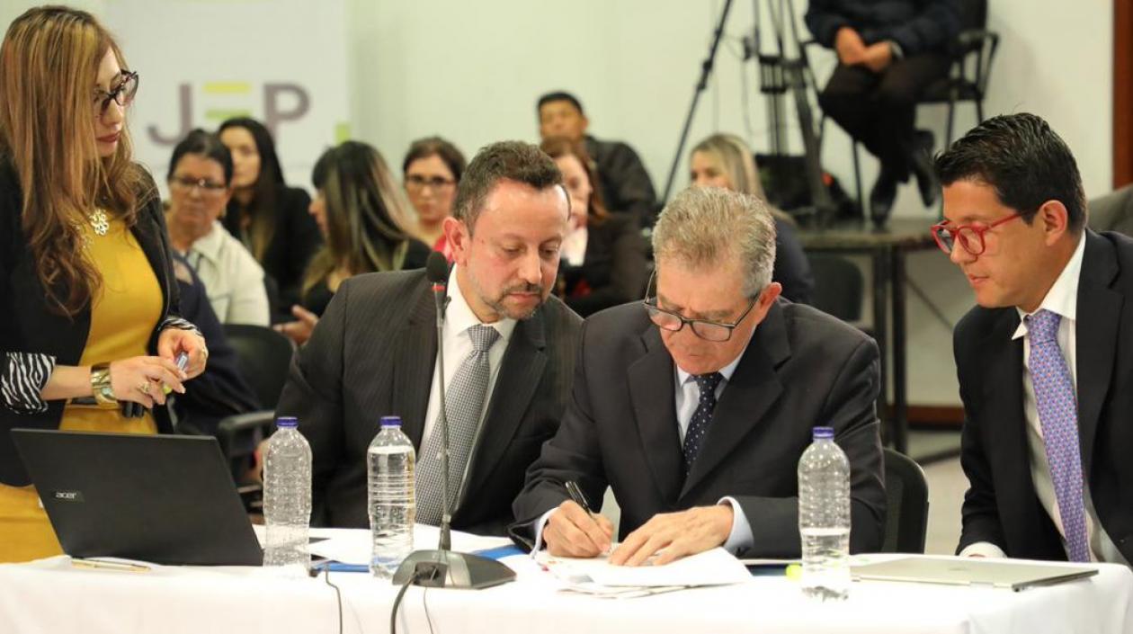 El general en retiro Mario Montoya firmando el acta.