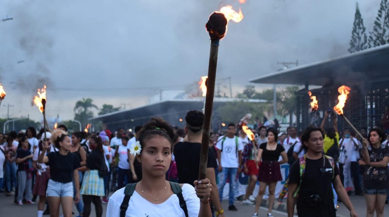 Un aspecto de la marcha de antorcha de los universitarios.