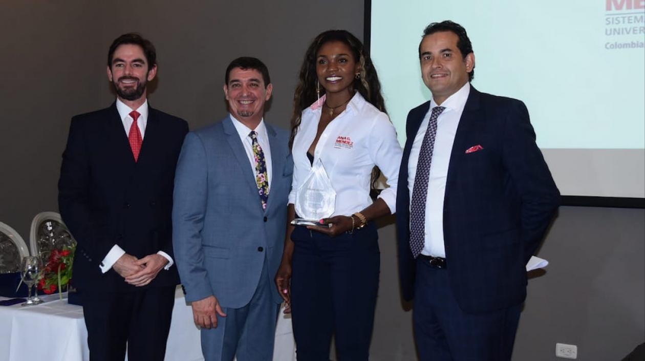 Caterine Ibargüen recibiendo el reconocimiento.