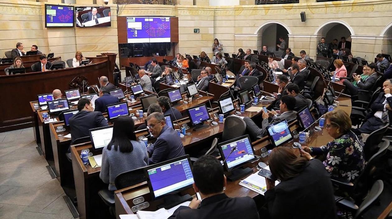 Plenaria de senado y Cámara aprobando el presupuesto.