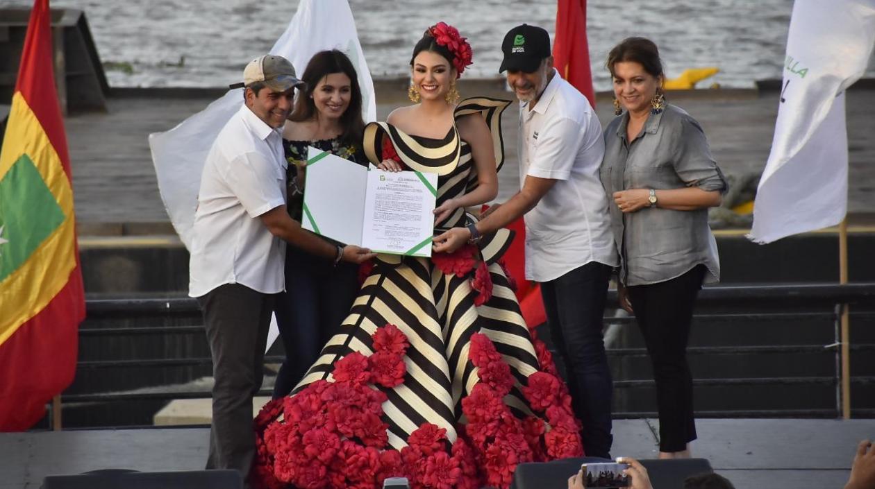 El Alcalde Alejandro Char le entregó el Decreto a la Reina del Carnaval Carolina Segebre.