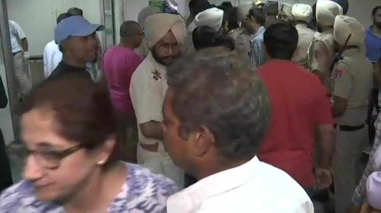 Gente aguarda saber de sus parientes, tras el atropellamiento masivo.