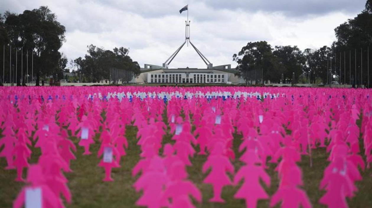 Vista general de algunas de las 6.000 siluetas de mujeres rosas que sirven de memorial sobre el cáncer de mama en las afueras de la Casa del Parlamento en Canberra (Australia). 