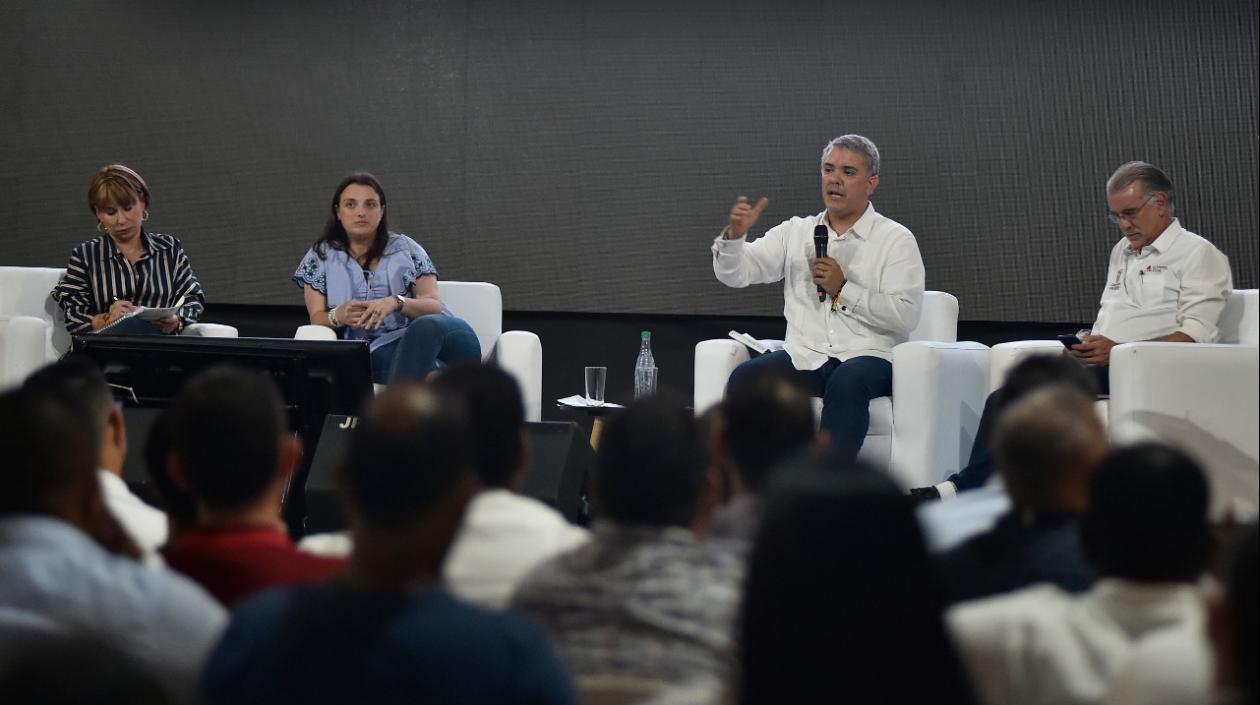 La ministra de Trabajo, Alicia Arango; la Alta Consejera para las Regiones, Karen Abudinen; el Presidente Iván Duque y el Gobernador Eduardo Verano.