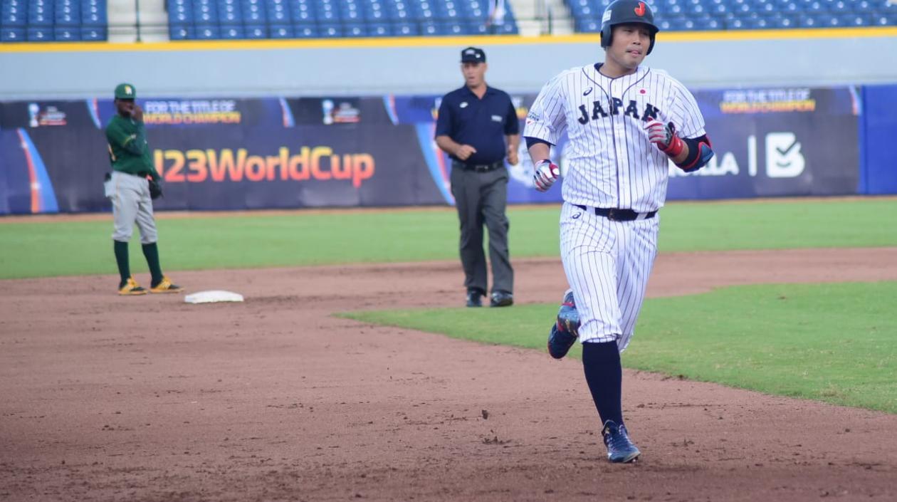 Yasuhito Uchida despachó un batazo enorme por el bosque de la izquierda que terminó saliendo del estadio.