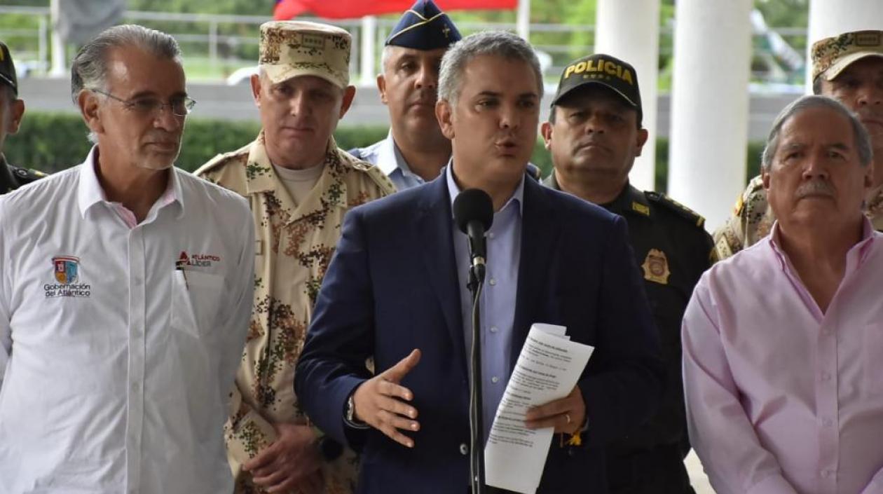 Presidente Iván Duque, lo acompañan el Gobernador del Atlántico y el Ministro de la Defensa.