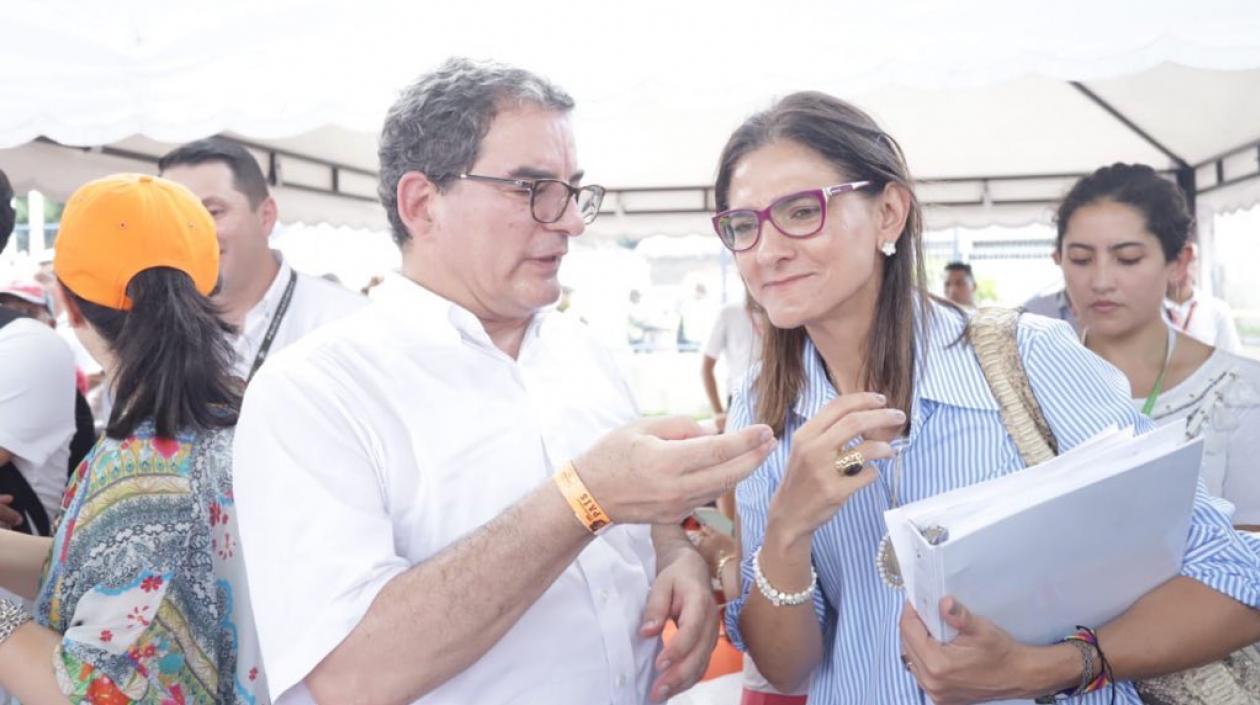 La Ministra Ángela María Orozco con el presidente de la ANI, Louis Kleyn.