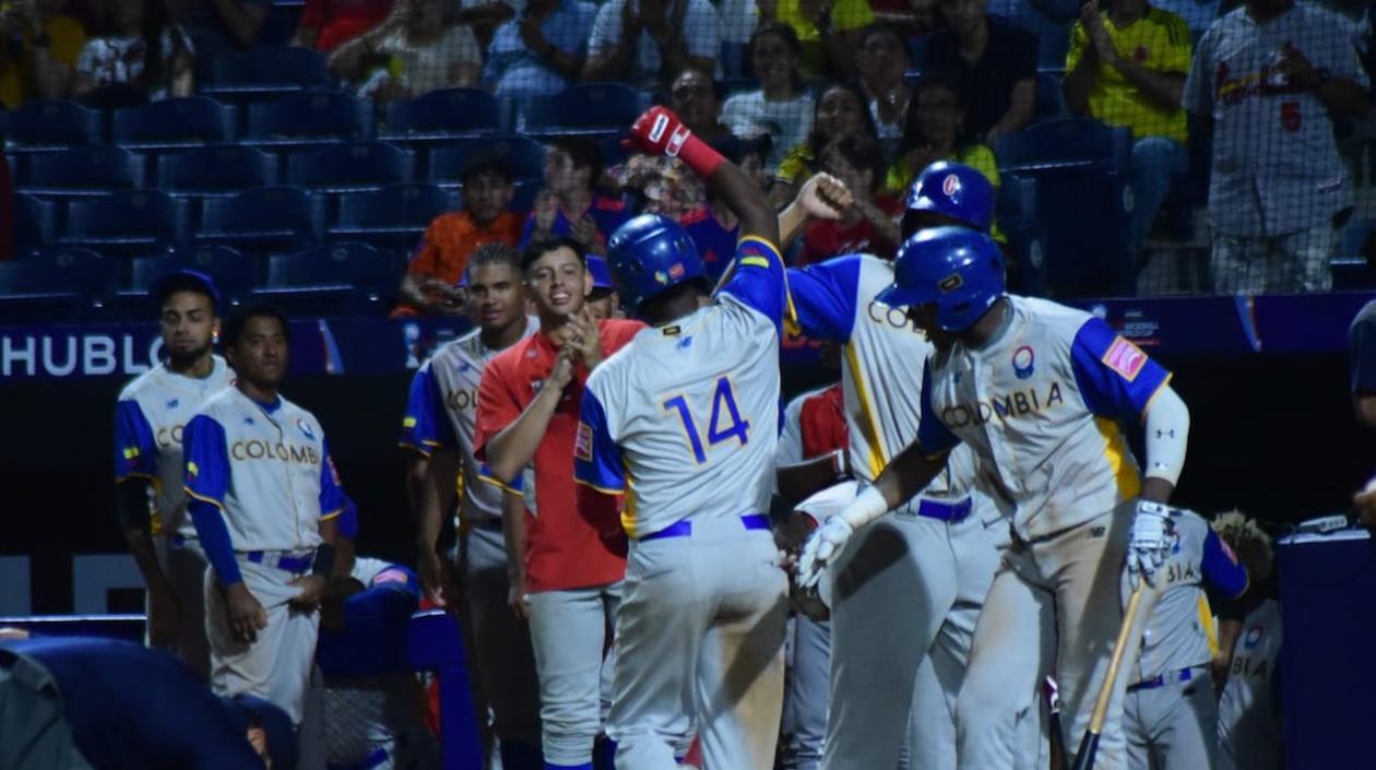Los colombianos celebrando un batazo de cuatro esquinas.