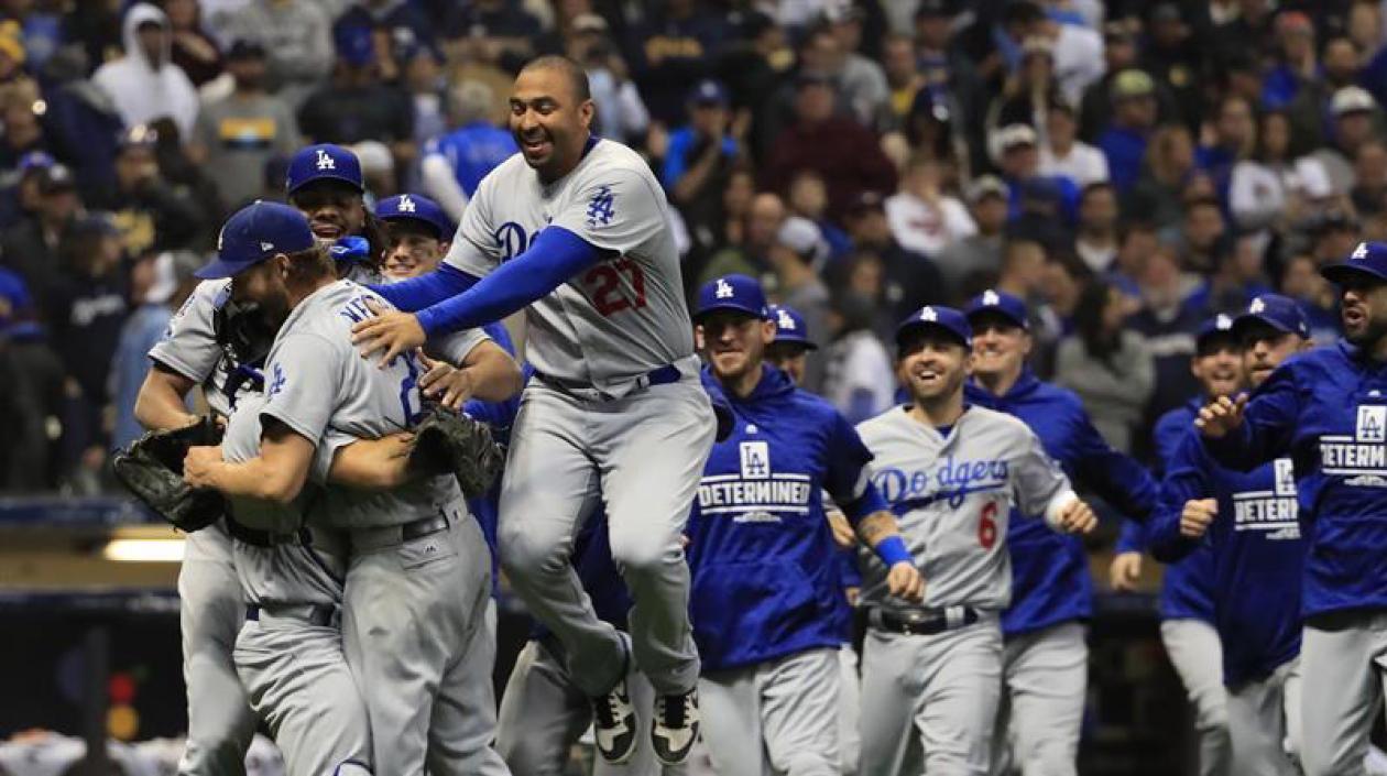 Jugadores de Los Ángeles Dogders celebrando.