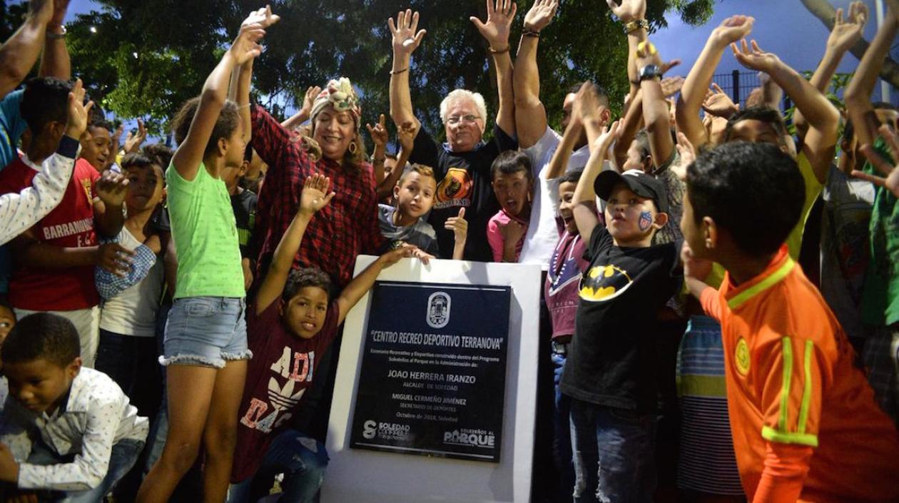 Los niños acompañando la inauguración del parque Terranova.