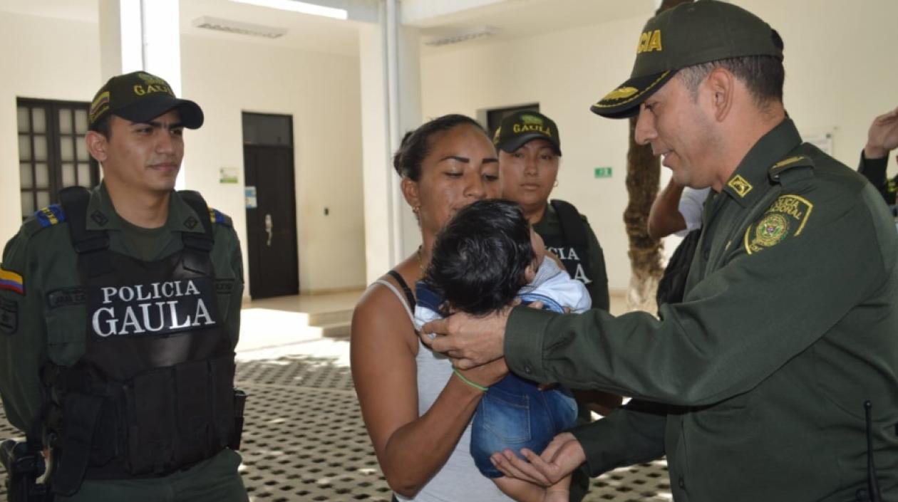 Momentos en el que el menor era devuelto a los brazos de su madre.
