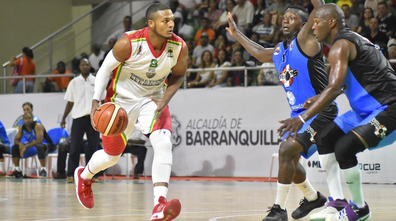 Acción de juego entre Titanes y Warriors. 