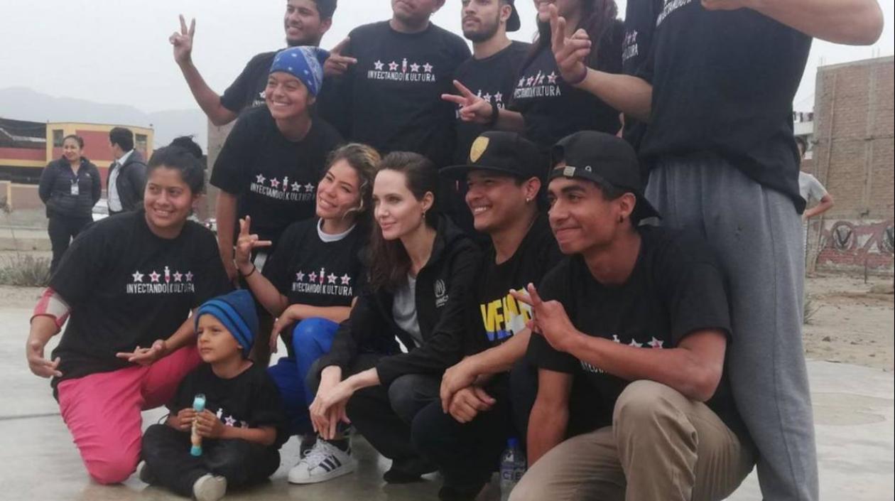 Jolie se tomó una foto con jóvenes en una actividad en San Juan de Lurigancho.