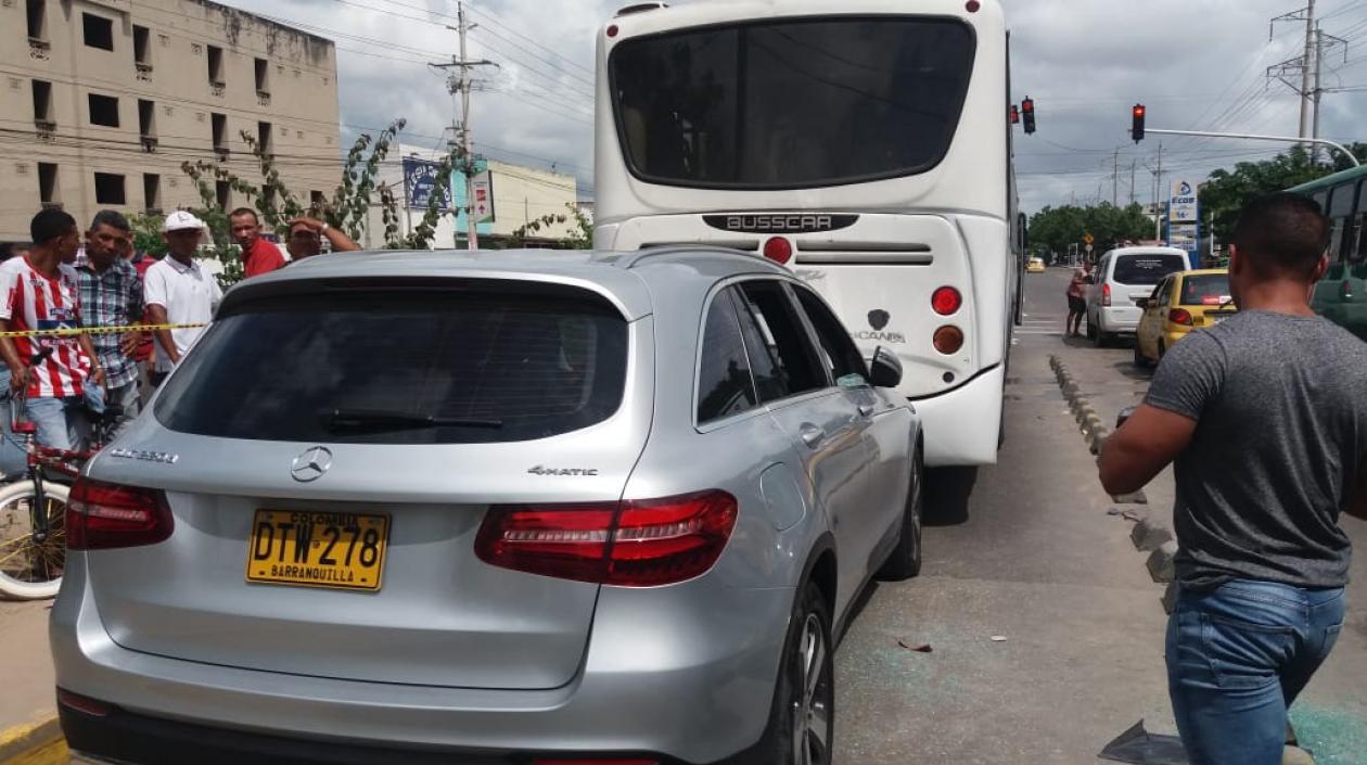 La camioneta Mercedes Benz chocó contra el bus de Transmetro.