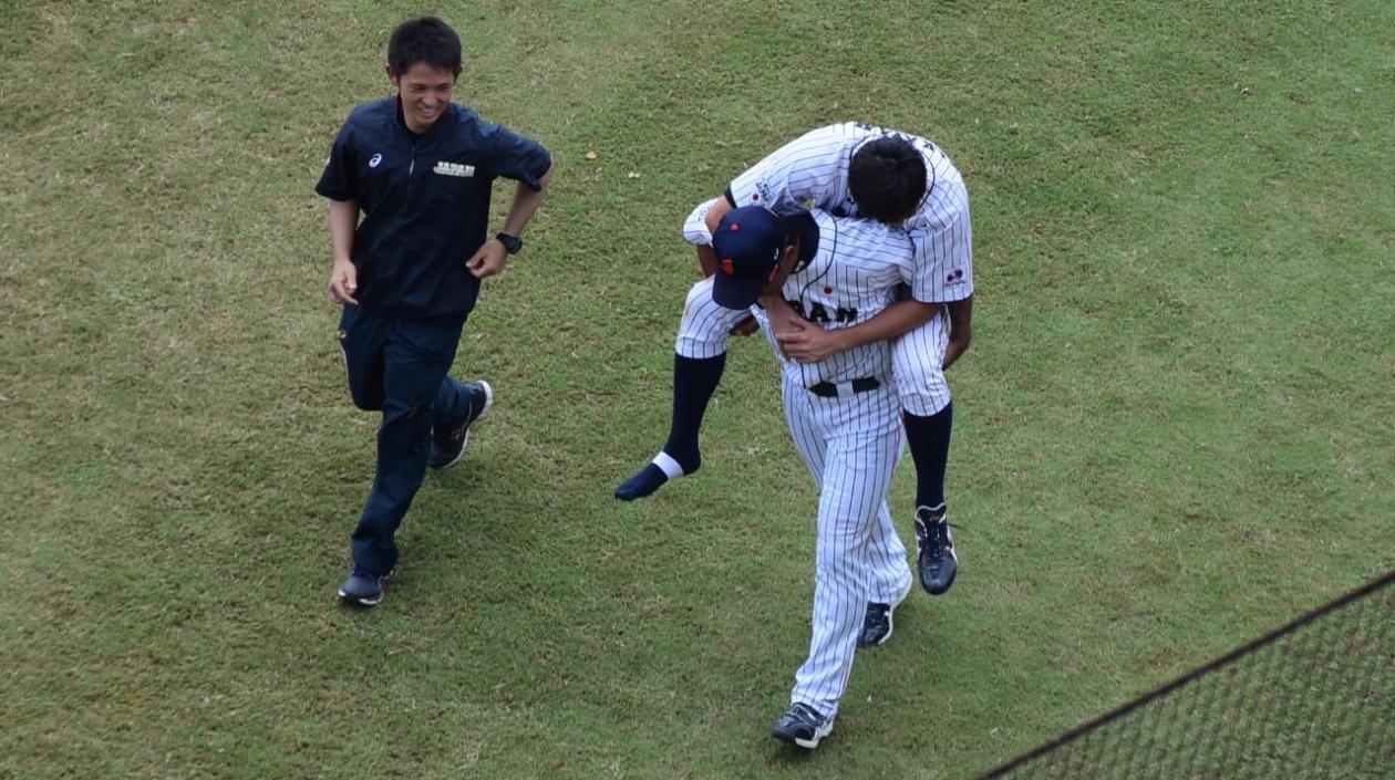 Momento en el que el mánager de Japón saca a su jugador del campo de juego.