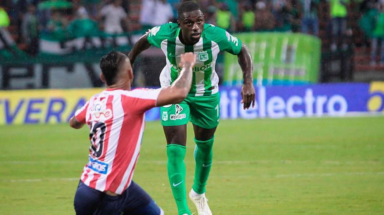 Jarlan Barrera disputando un balón.