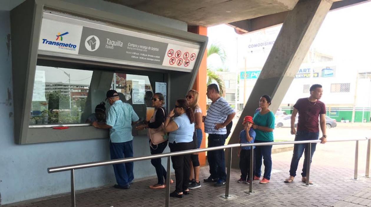 Barandas instaladas para organizar el acceso.