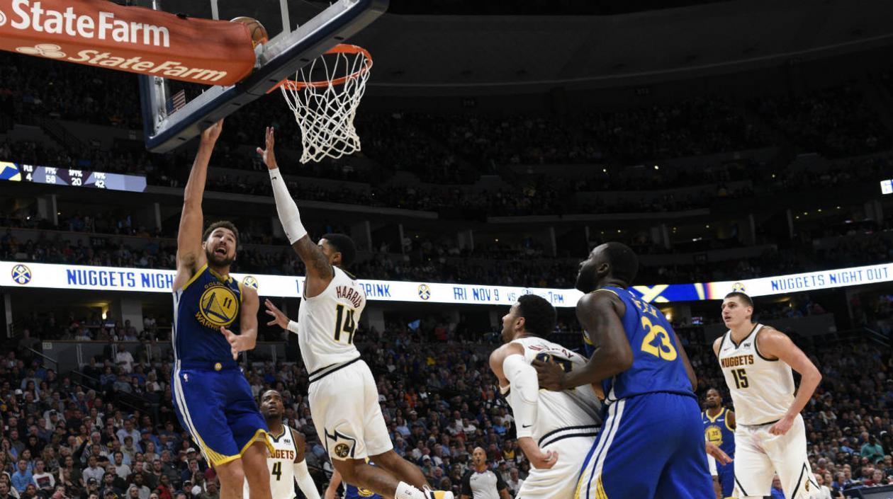 Gary Harris de los Nuggets en acción ante Klay Thompson de los Golden State Warriors.