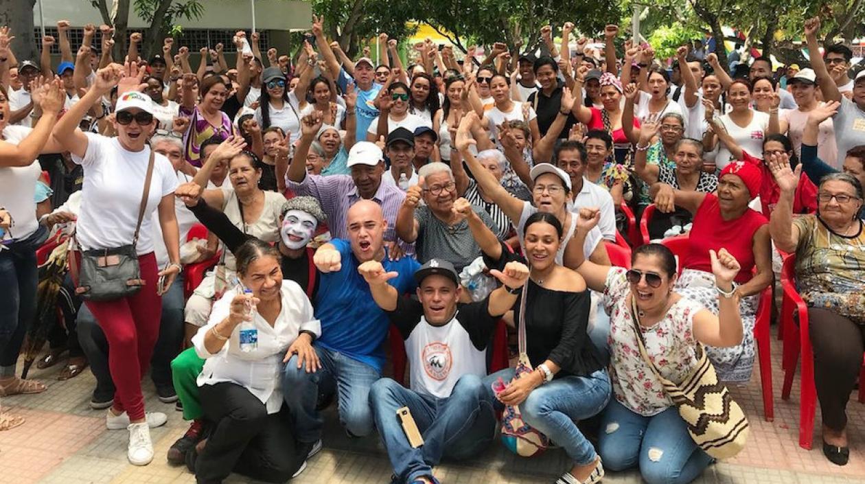 Gonzalo Baute, reunido con la gente del barrio Las Nieves.