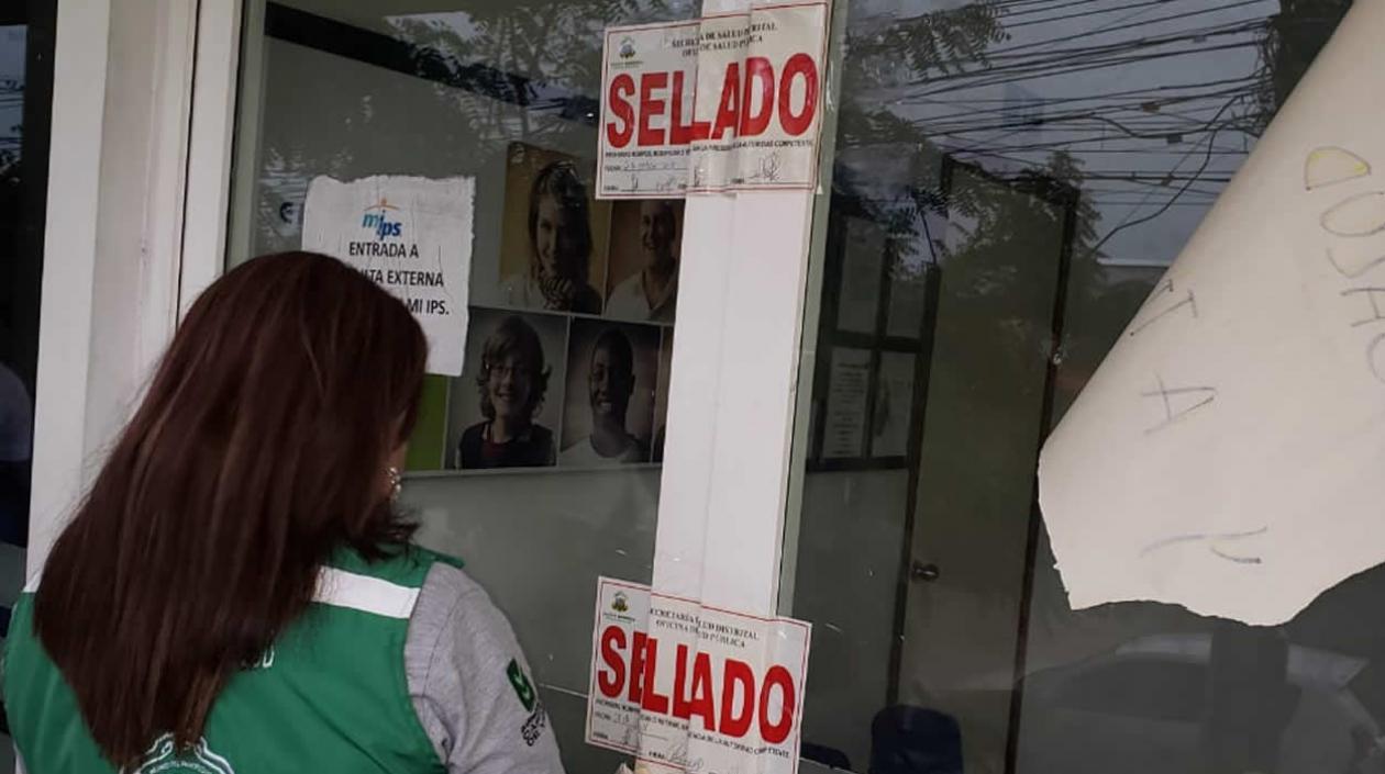 Personal de la alcaldía en el cierre de Esimed Sur Barranquilla.