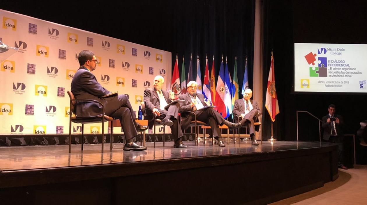 Andrés Pastrana en foro sobre democracia en Miami.