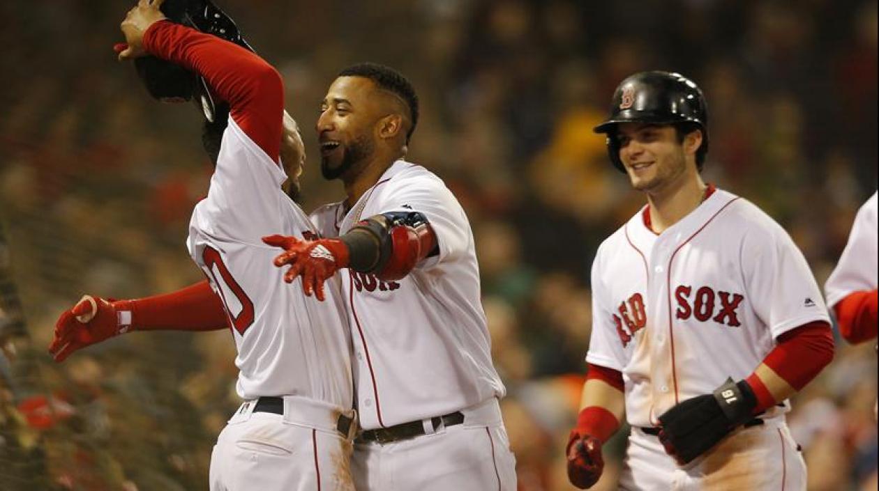 El dominicano Eduardo Núñez celebra el batazo definitivo que significó el triunfo.