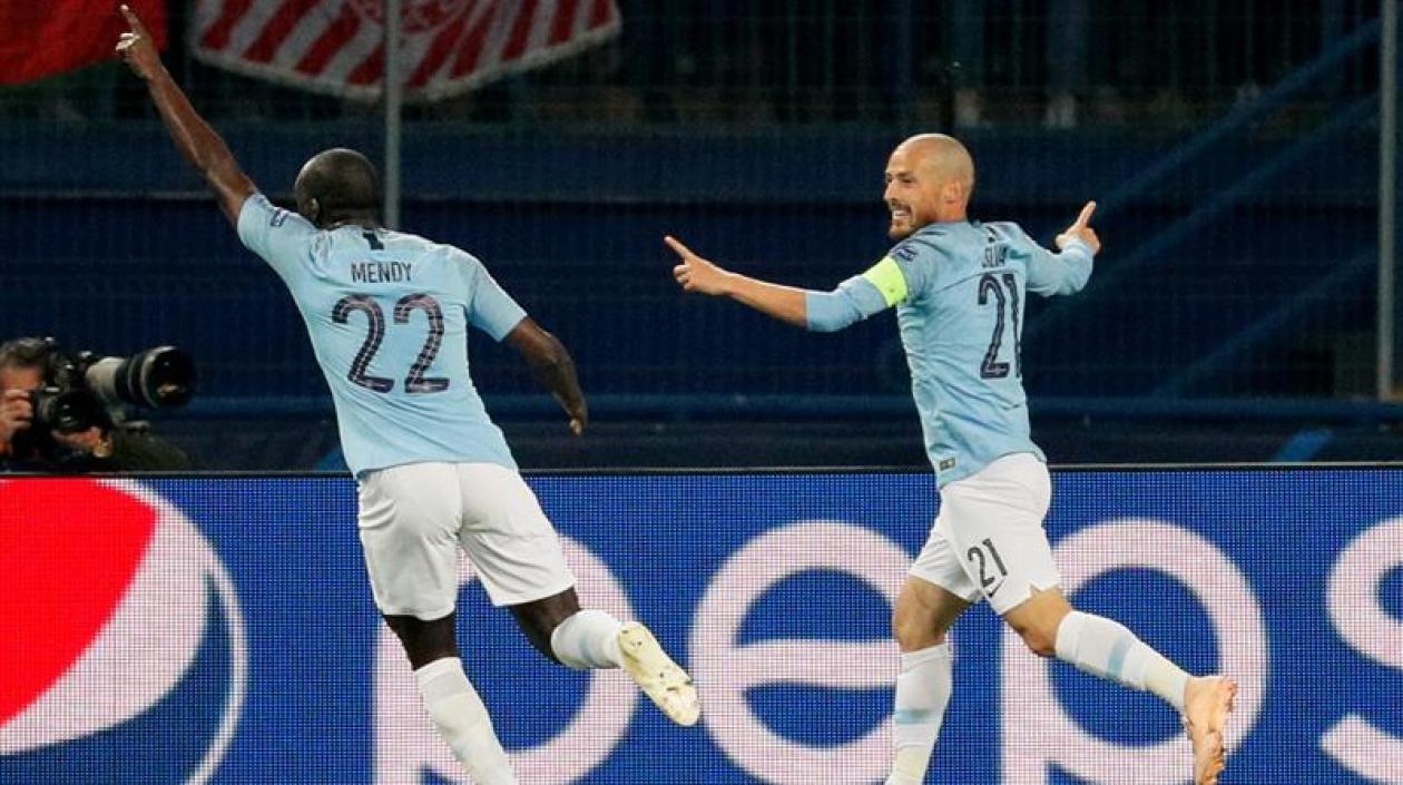 Benjamin Mendy celebrando uno de los goles con David Silva. 