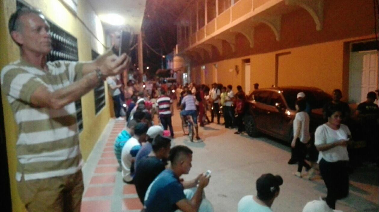 Expectativa ciudadana en las afueras del Concejo.