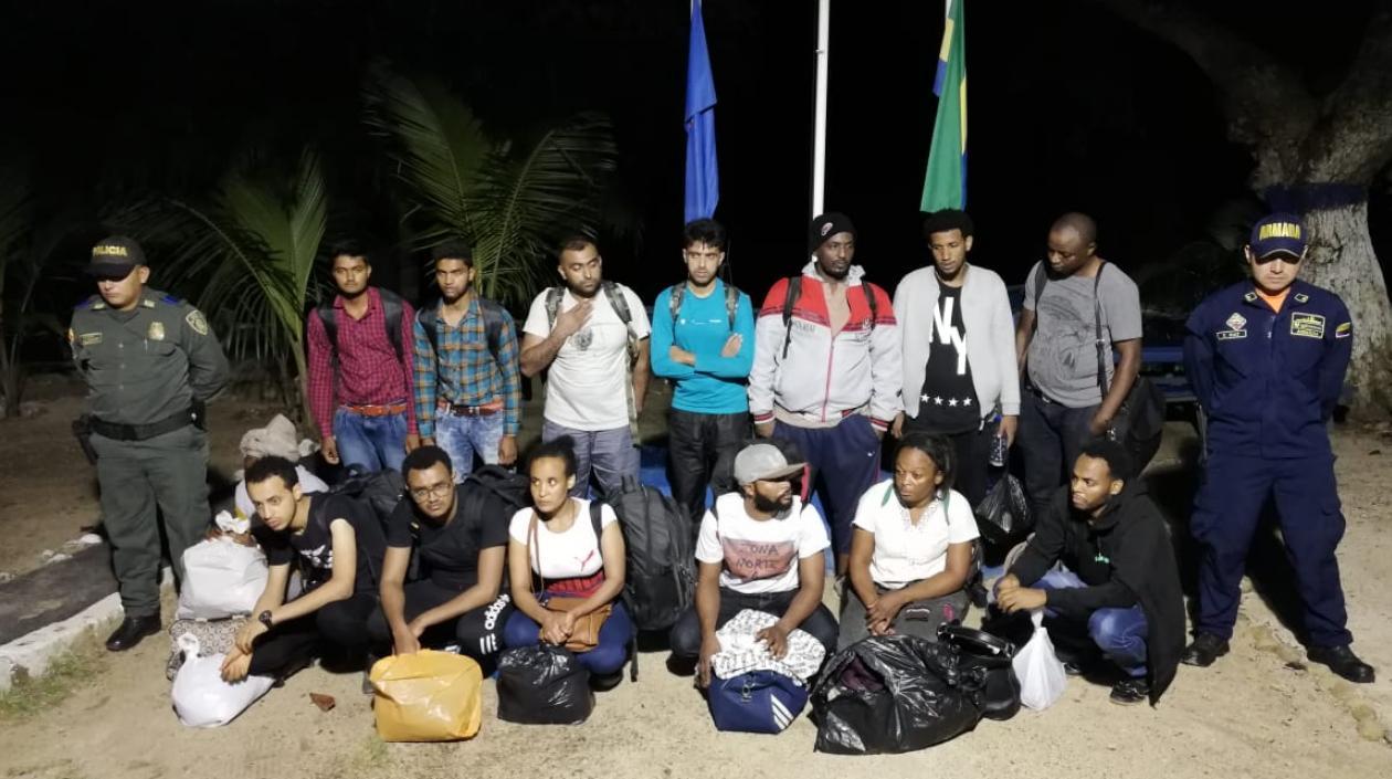 Inmigrantes rescatados por la Fuerza Aérea.