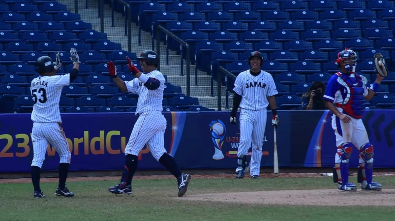 Uchida es felicitado tras el jonrón.