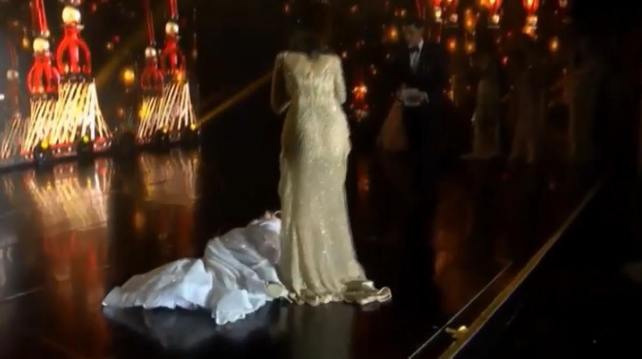 Miss Paraguay, Clara Sosa en el momento de su desmayo junto a Meenakshi Chaudhary de la India.