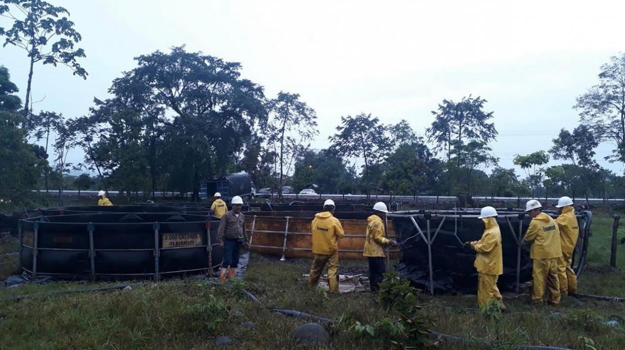 Personal de Ecopetrol atiende la emergencia por nuevo atentado a oleoducto.