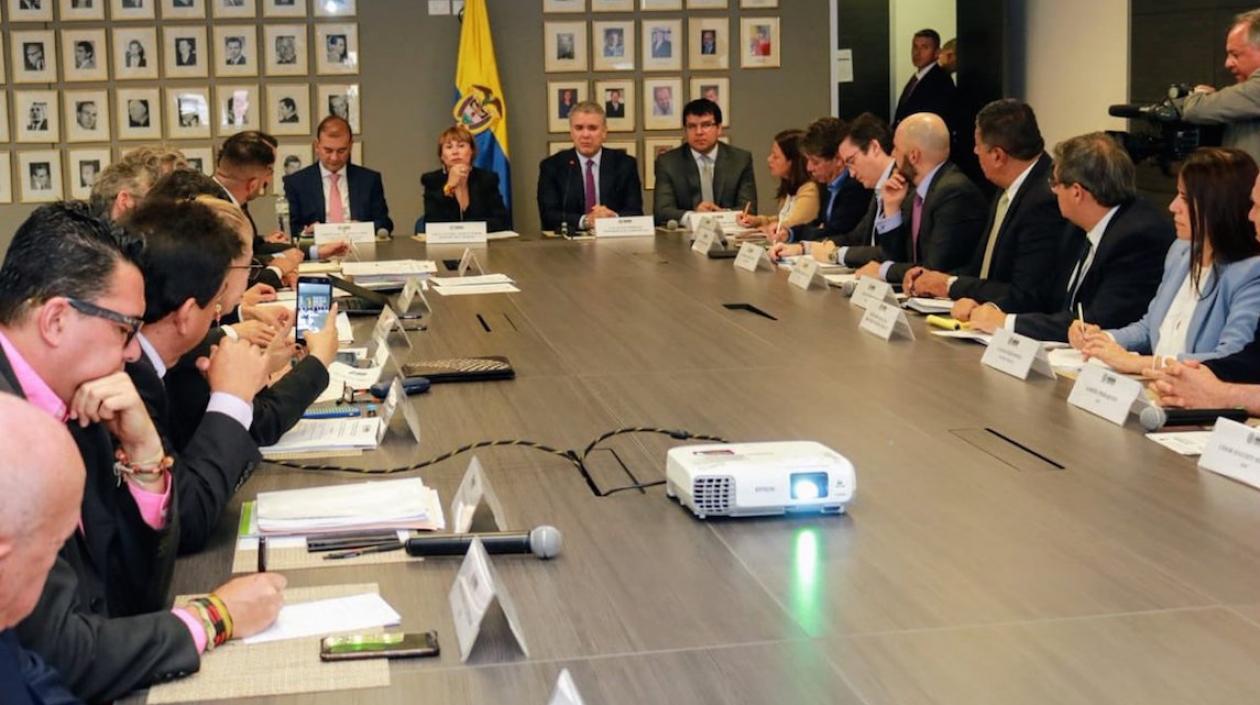 El Presidente Duque y la Ministra de Trabajo Alicia Arango, con la Comisión de Concertación.