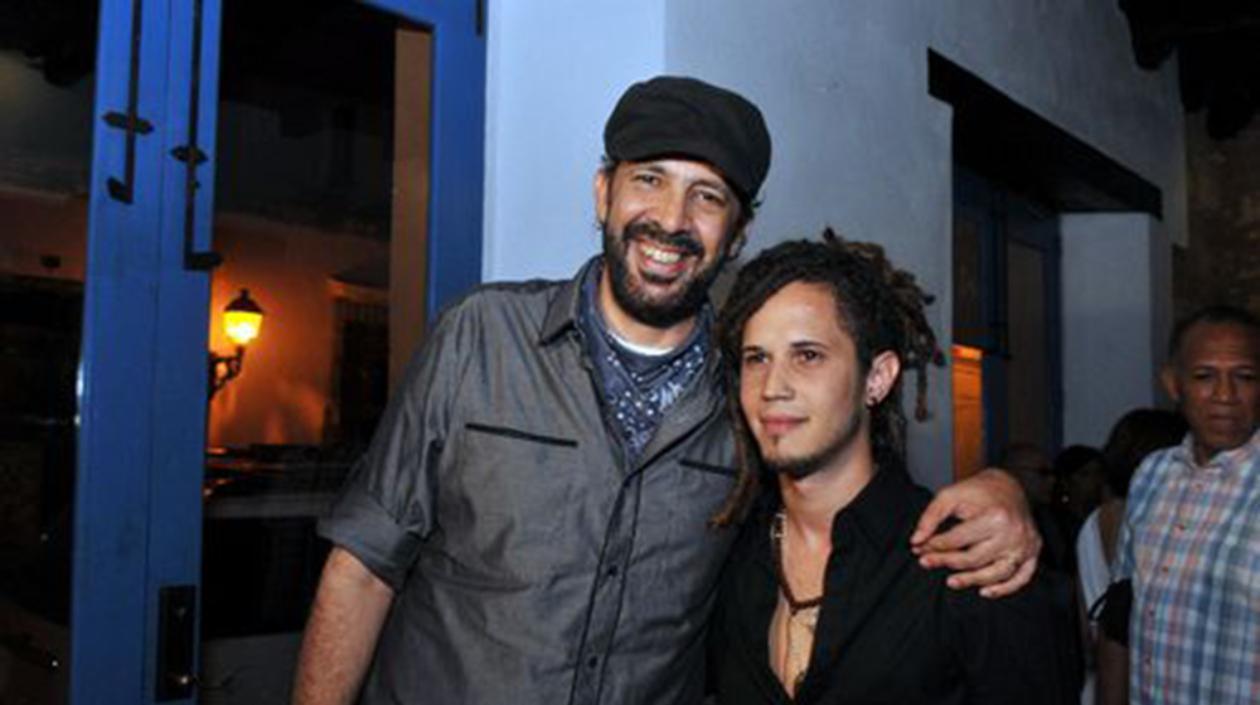 Vicente García junto al cantante dominicano Juan Luis Guerra.