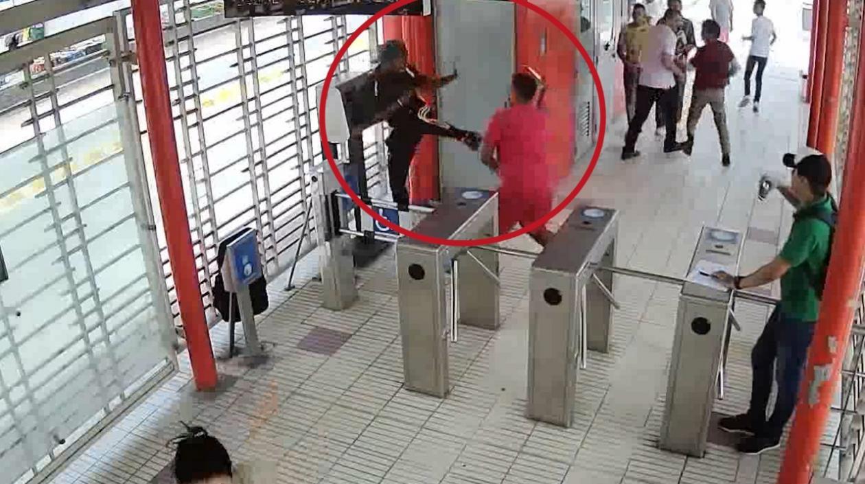 Imágenes de la riña de los dos venezolanos en la estación. 