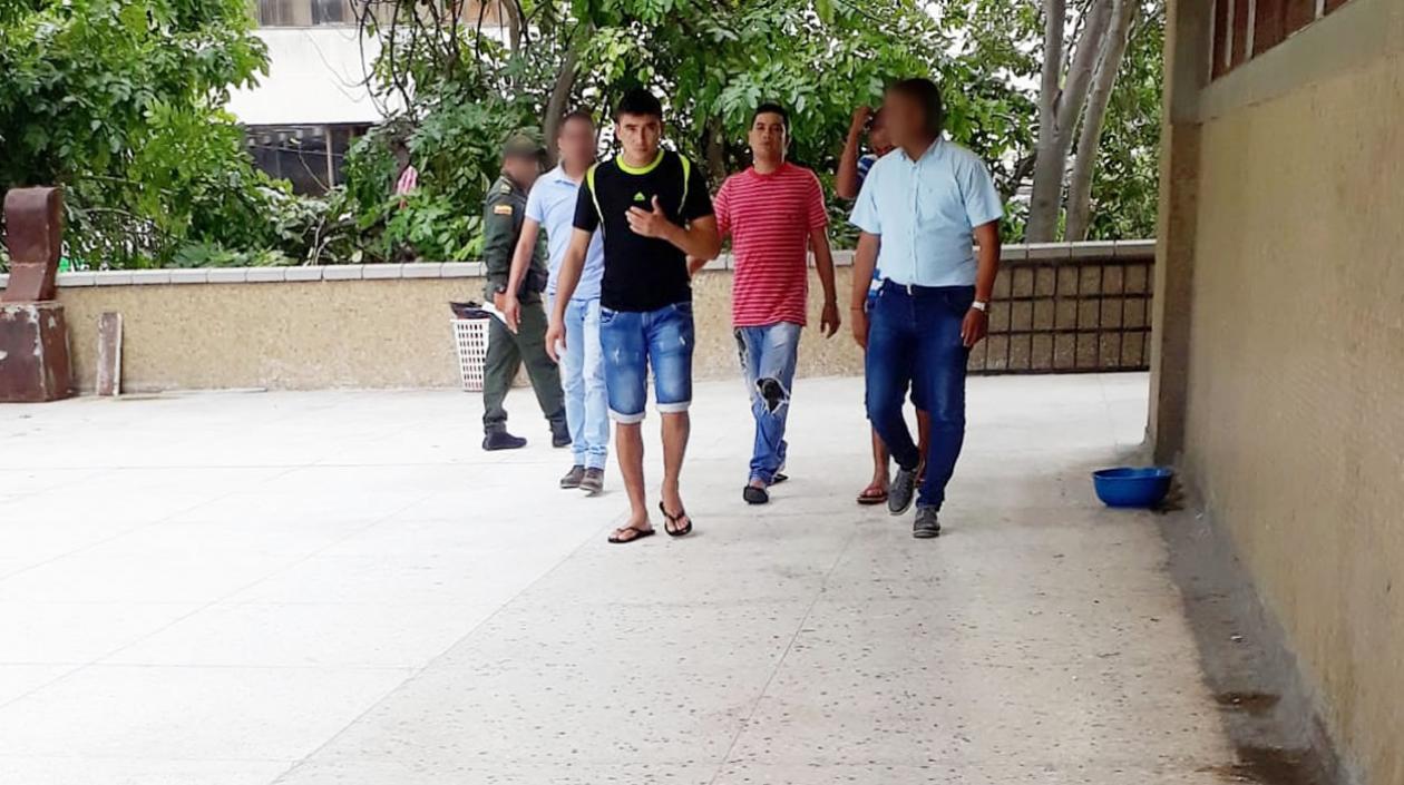 Algunos de los capturados cuando eran llevados a la sala de audiencia.