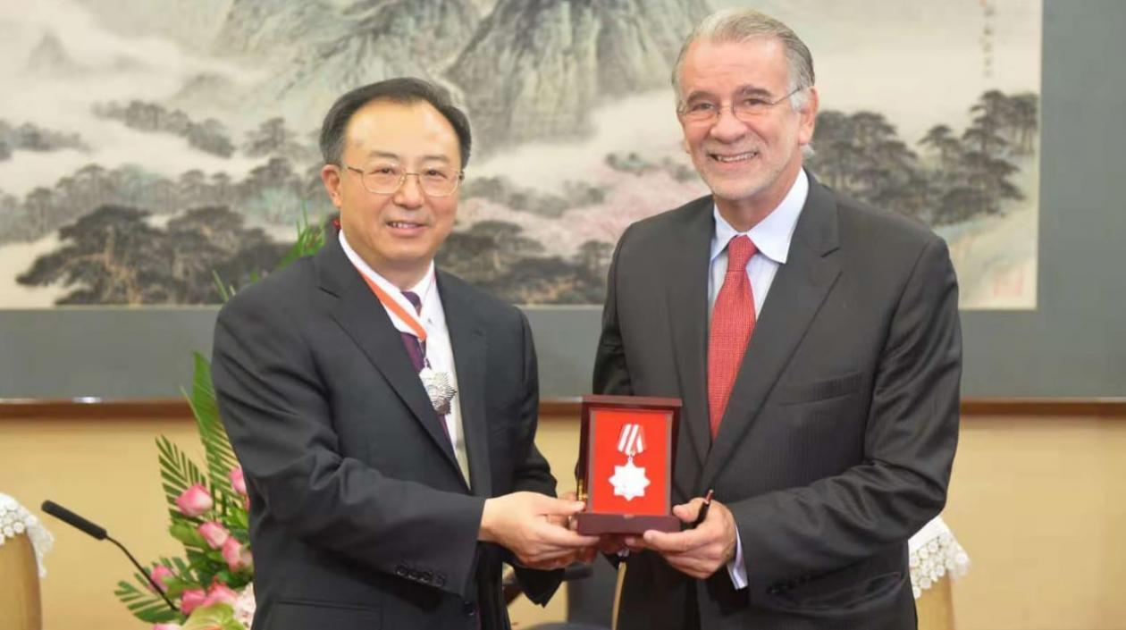 Eduardo Verano, tras reunirse con su homólogo de la provincia china de Jiangsu, Wu Zhenglong