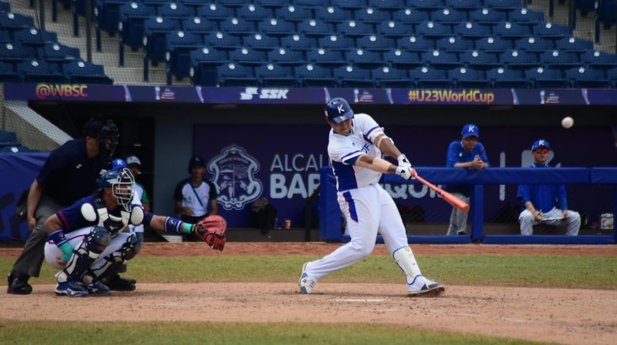 Uno de los jonrones del partido entre coreanos y taiwaneses.