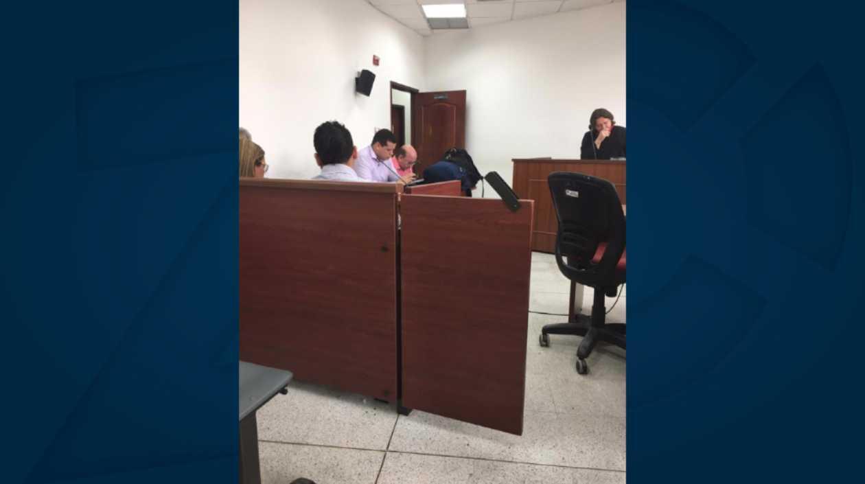 Al fondo el Juez Rafael Uribe Henríquez.