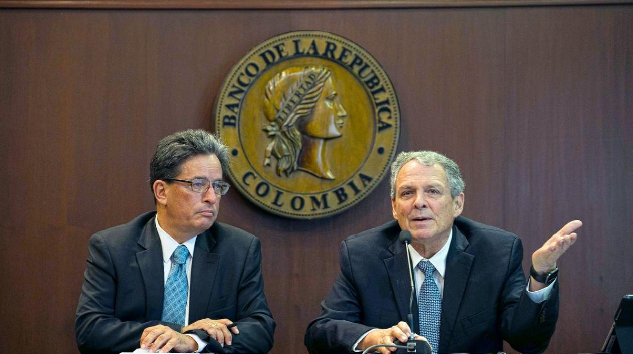 El ministro de Hacienda, Alberto Carrasquilla, y el gerente del Emisor, Juan José Echavarría, después de la Junta Directiva de BanRepública.