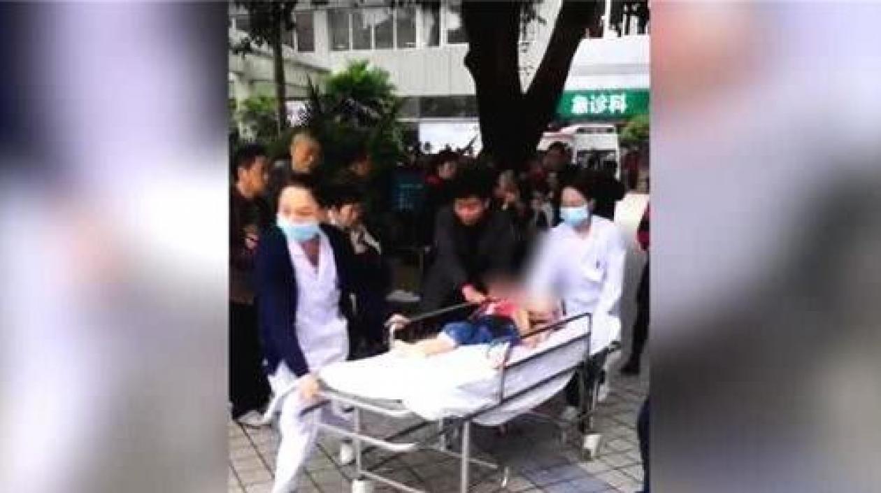 Los niños heridos están siendo atendidos en hospitales.