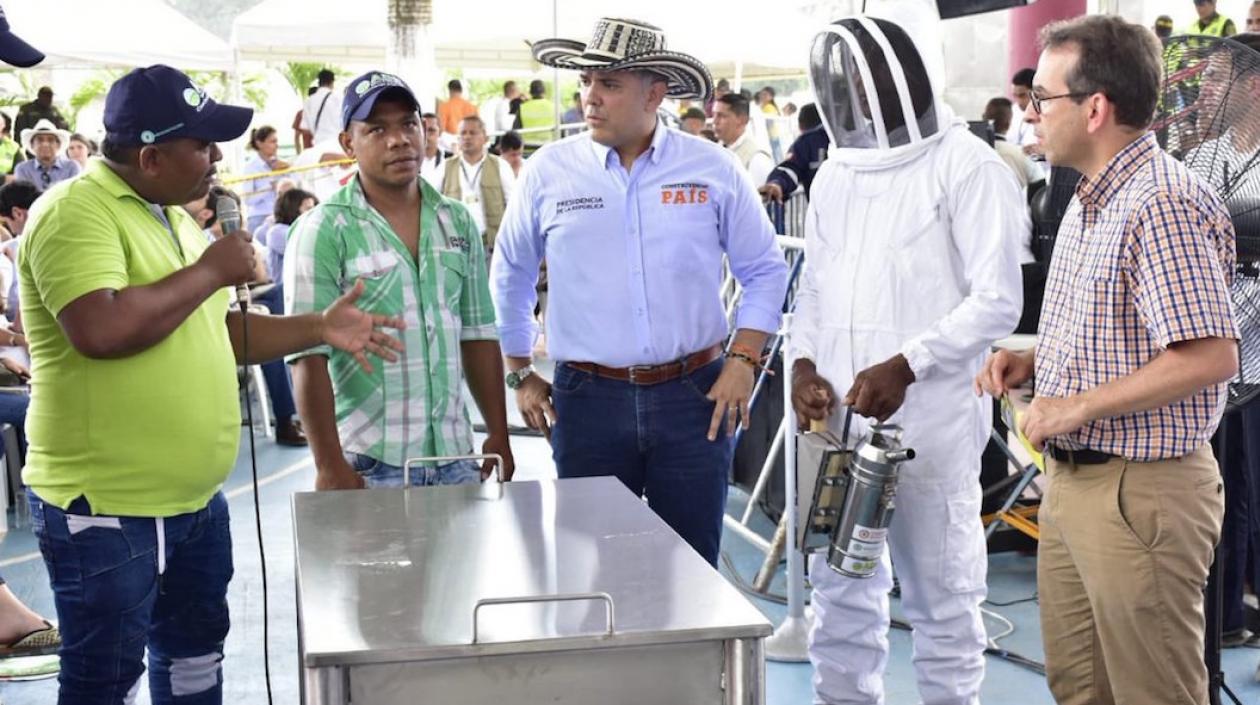 El Presidente Iván Duque y el Ministro Andrés valencia, con los pequeños productores.